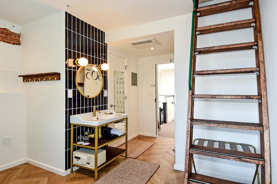 HighRoad Hotel image 4