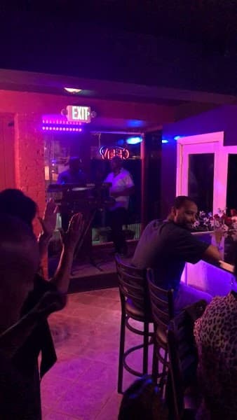 illusion bar and lounge image 2