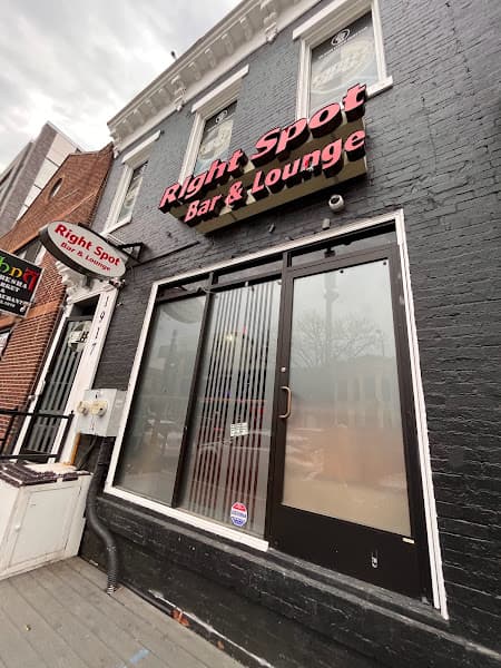 Right Spot Restaurant & Bar - 420-friendly Lounges