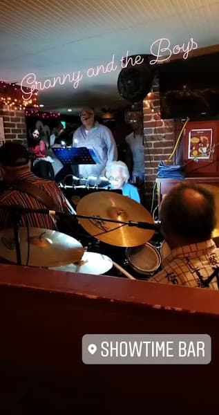 Showtime Lounge - Best Dive Bar