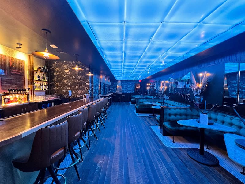 No Kisses Bar - Best Wine Bar